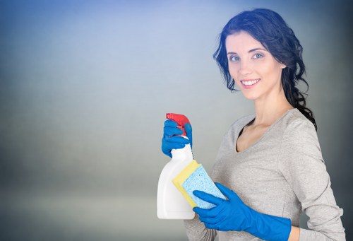 Local move out cleaning service in TW1 for bathrooms and kitchens